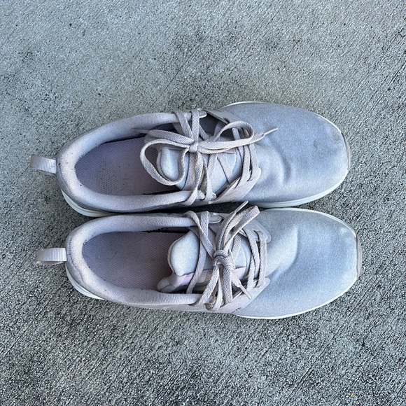 Nike Air Bella Trainers - women’s size 8 sneakers - Picture 2 of 7